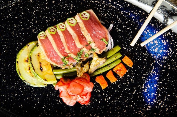  “O atum deve ter tonalidade vermelha e brilhante”, dá a dica o chef André Saburó sobre a hora das compras dos ingredientes. (Foto: Ramón Vasconcelos) 