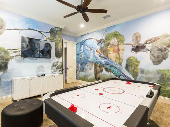 Um salão de jogos decorado com os personagens de Avatar de uma casa em Orlando