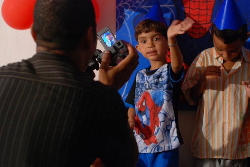 Um dos personagens do documentário é o menino Cauan, de 5 anos: fã do Homem Aranha Um dos personagens do documentário é o menino Cauan, de 5 anos: fã do Homem Aranha