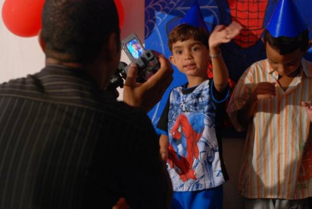 Um dos personagens do documentário é o menino Cauan, de 5 anos: fã do Homem Aranha Um dos personagens do documentário é o menino Cauan, de 5 anos: fã do Homem Aranha