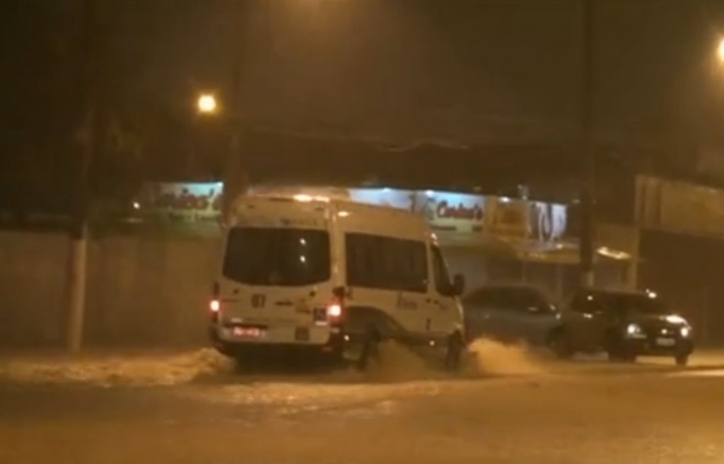 Em Santos, motoristas encontraram ruas e avenidas alagadas na noite dessa quinta-feira (Foto: Reprodução)