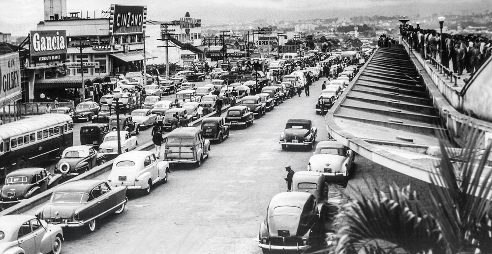 Movimento de carros na Avenida Rubem Berta, em frente ao terminal, em 1956: prédio tombado (Foto: Arquivo Estadão)