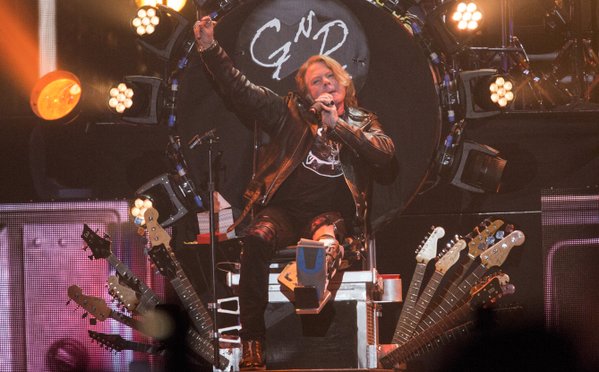 Axl Rose, em apresentação no Coachella: agora também à frente do AC/DC (Foto: Reprodução/Twitter)