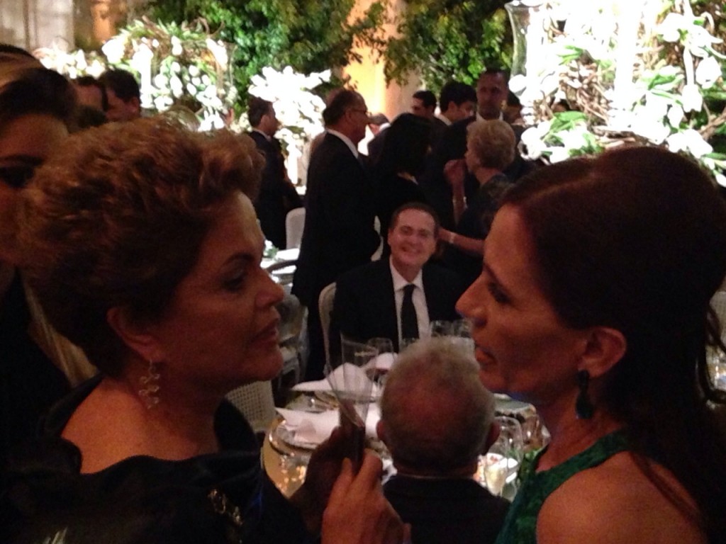 Dilma conversa com Flora Gil (ao fundo, Renan Calheiros)