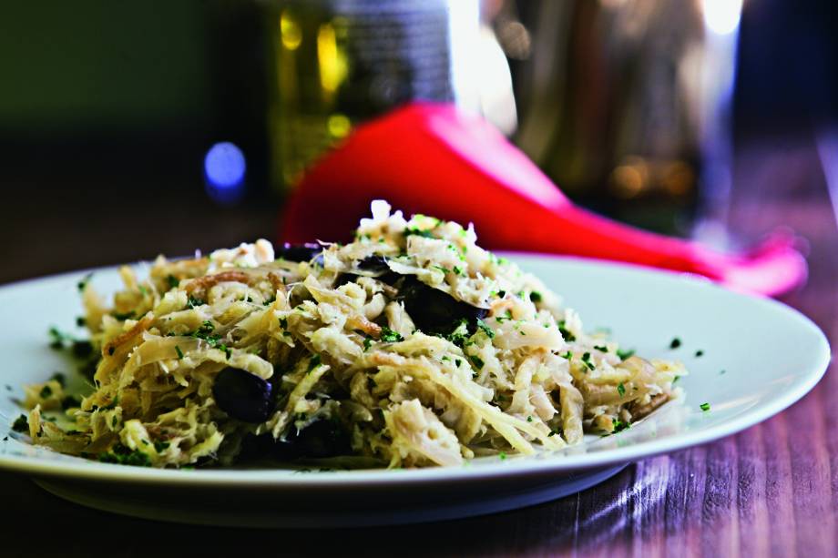 Bacalhau à brás, servido no Da Terrinha: peixe desfiado combinado a batata palha, azeitona e ovo