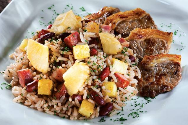 Baião de dois: arroz, bacon, feijão-vermelho, cubos de linguiça, queijo de coalho, mandioca frita e carne de sol