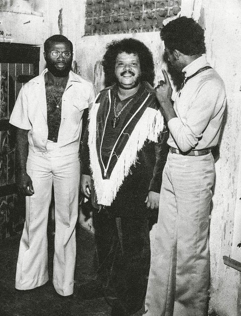 Discotecário Johnny (direita), Tim Maia (centro) e Cesar, do Carioca Club (esquerda), em festa no Clube Bando do Brasil, em 1975 (Foto: Divulgação)