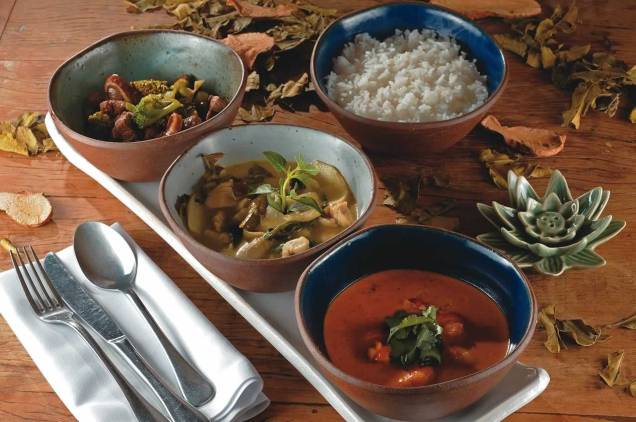 Trio de pratos principais do cardápio tailandês servido no asiático Ban Kao