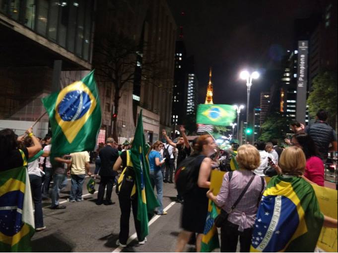 Avenida Paulista nesta quarta (16/3): bloqueada nos dois sentidos por manifestantes (Foto: Reprodução/Twitter)