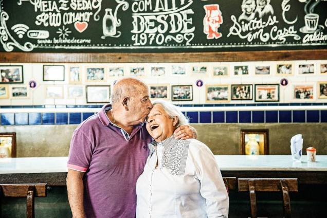 Luiz Fernandes e esposa, do Bar do Luiz Fernandes: serve os clássicos bolinhos de carne (15 reais, a porção)