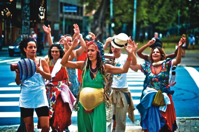 Os atores da Cia. São Jorge de Variedades em Barafonda: o espetáculo itinerante percorre as ruas da Barra Funda