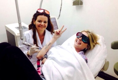 Após virar piada, Bárbara Evans começa processo para remover tatuagem