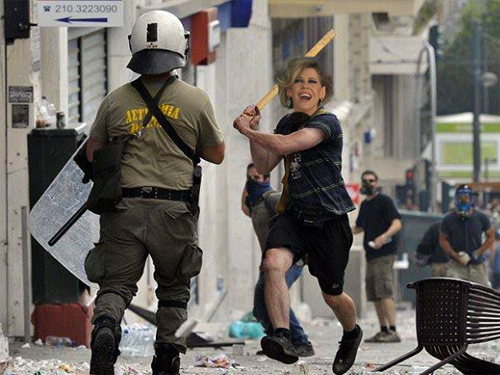 Bárbara Paz faz ensaio fotográfico inspirado em black blocs e vira piada na internet