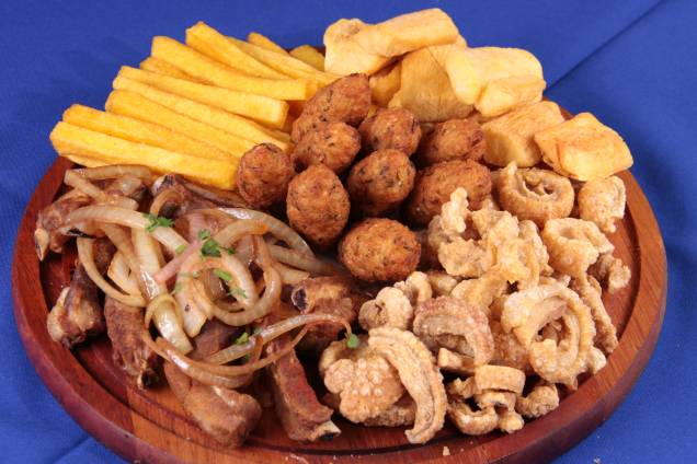 Petisco Mineirinha: porção de costelinha de porco, bolinho de arroz, mandioca frita, torresmo e polenta frita serve até 4 pessoas