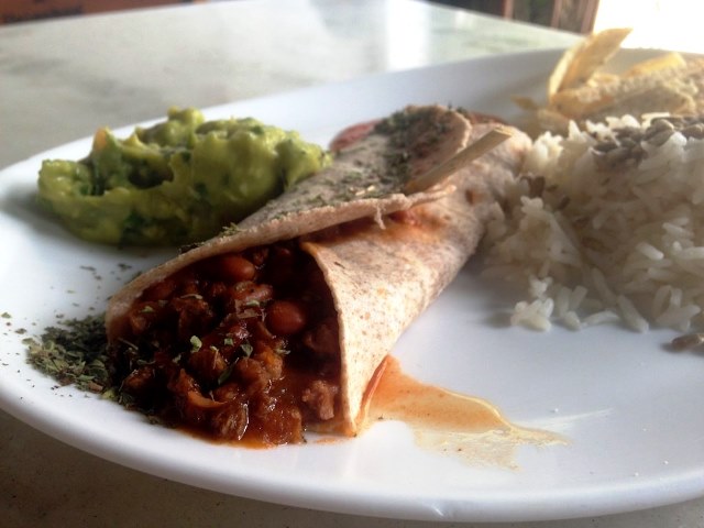 Burrito vegetariano: prato mais salada custa R$ 15,00 (Foto: Helena Galante)