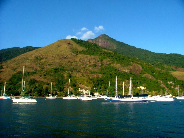 Barcos ancorados na marina do Yacht Club de Ilhabela.