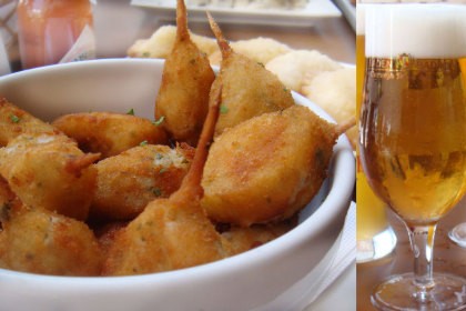 Minicoxinhas cremosas (R$ 16, 15 unidades) com o chope Baden Baden Cristal (R$ 5,20), do Bar do Santa Minicoxinhas cremosas (R$ 16, 15 unidades) com o chope Baden Baden Cristal (R$ 5,20), do Bar do Santa