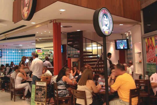 O pequeno salão: integrado ao corredor do centro de compras O pequeno salão: integrado ao corredor do centro de compras