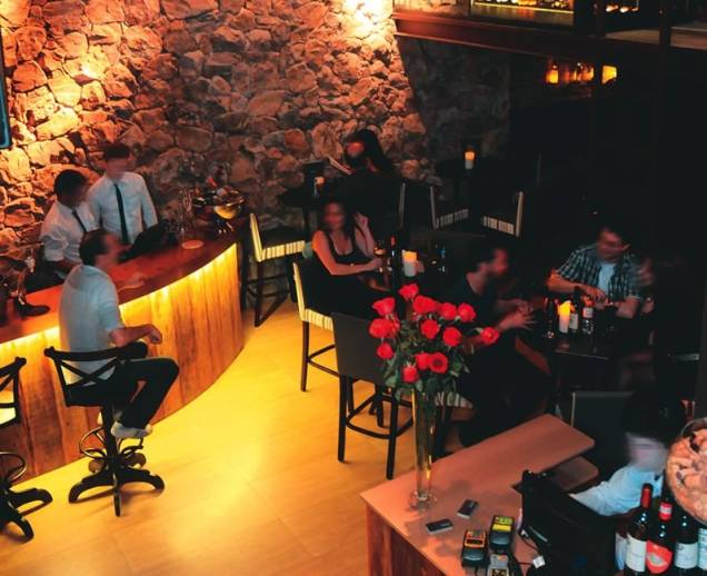 Drinque la vie en rose do Piaf Bar e Bistrot: combinação de gim e xarope de amora