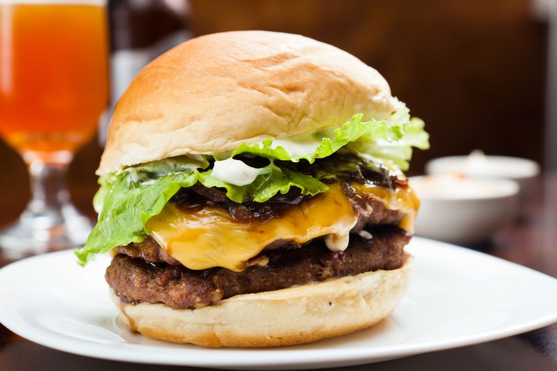Barney's Burger:  150 deliciosas gramas de carne grelhada em char broiler, molho barbecue, salada e queijo prato derretido... FOTO: Romero Cruz
