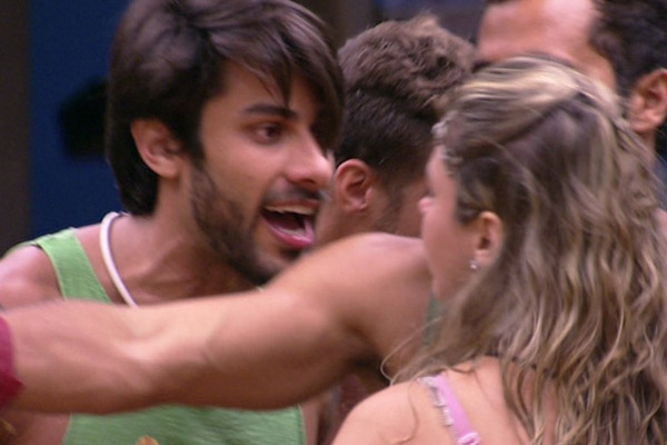 Barraco no BBB16 entre Renan e Ana Paula provoca polêmica nas redes sociais