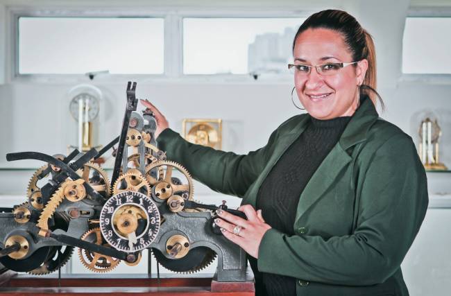 Bartira Romero, guia e coordenadora do acervo do Museu do Relógio
