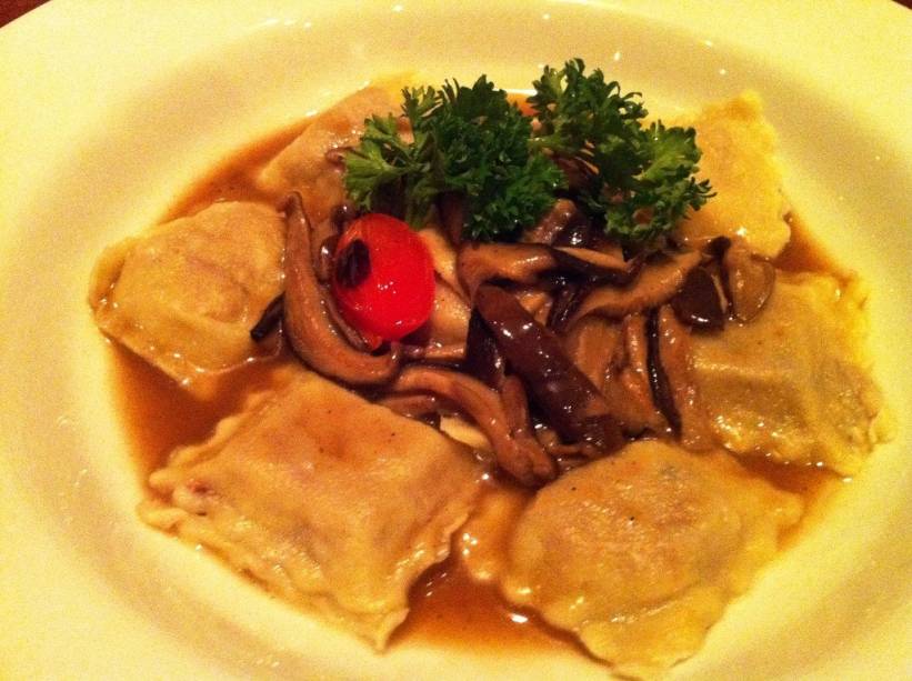 Ravioli de vitela com molho de shitake