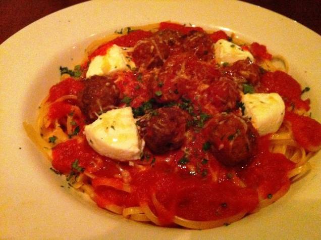 Linguini com almôndegas de carne e queijo de cabra