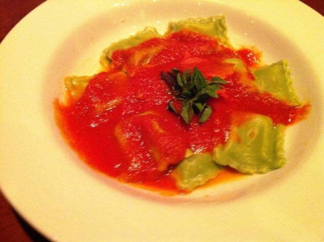 Ravioli de muzzarela de búfala e manjericão com molho ao sugo Ravioli de muzzarela de búfala e manjericão com molho ao sugo