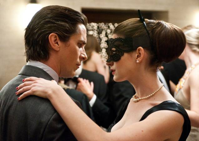 Bruce Wayne (Christian Bale) e Selina Kyle (Anne Hathaway): atração fatal