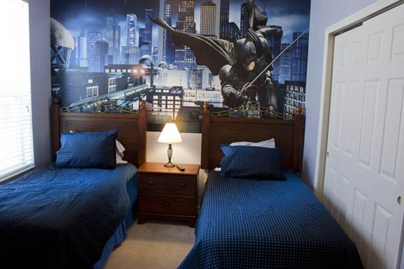 Mais uma vez, Orlando abriga este quarto decorado com Batman, que cabe duas pessoas