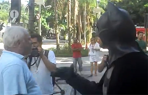 Conheça o Batman do Leblon no vídeo mais divertido do dia e veja a repercussão na internet