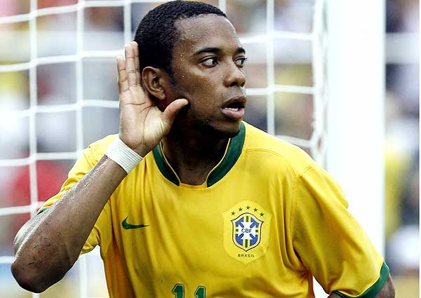 Robinho faz piada com eliminação da Espanha na Copa do Mundo e leva patada no Twitter; confira