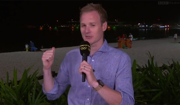 Apresentador da BBC fica sem graça ao tentar explicar cena ‘quente’ em praia do Rio