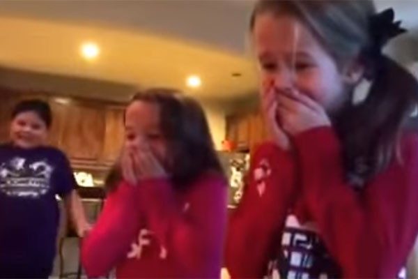 Irmãs são surpreendidas com o presente de Natal mais adorável do mundo