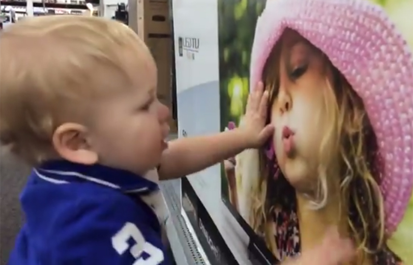 Bebê se apaixona por garotinha de caixa de TV e ganha a internet