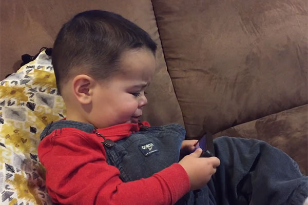 Este bebê só para de chorar quando ouve… Adele