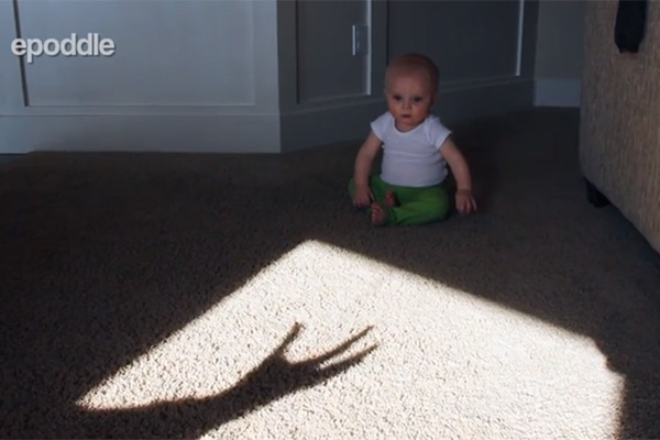 Bebê fica assustadíssimo com sombra projetada no chão e reage da forma mais fofa; assista