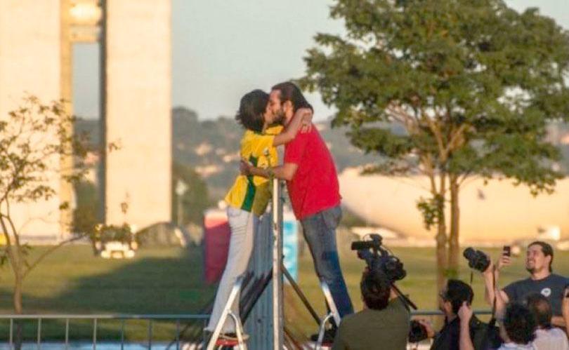 Cena rara: o beijo de "pró" e "contra" em manifestação em abril
