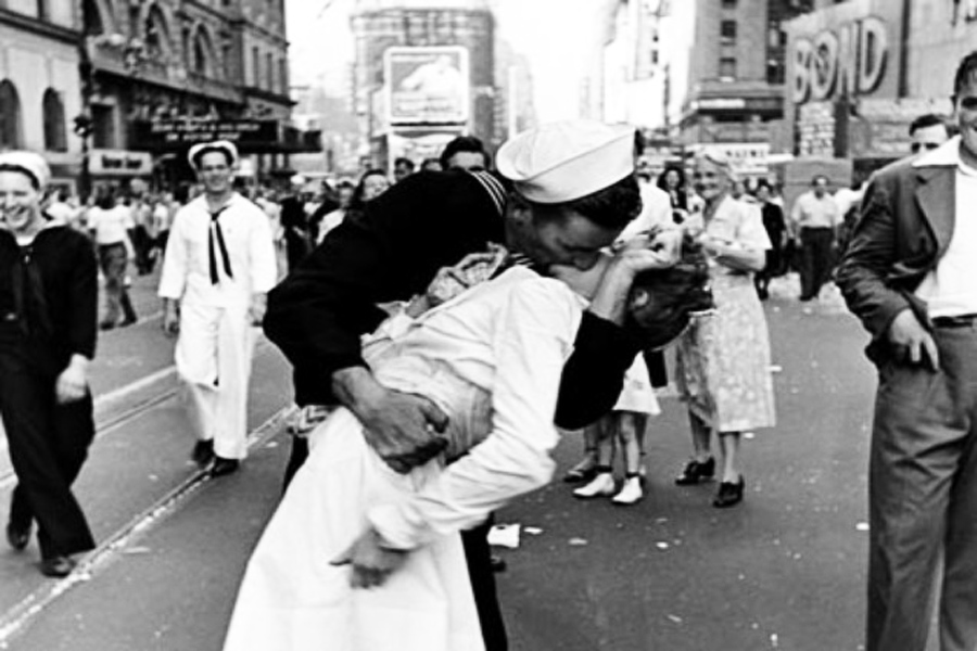 Quatro tipos de beijo e seus significados (Foto: reprodução de V-J Day in Times Square, de Alfred Eisenstaedt, de 1945)