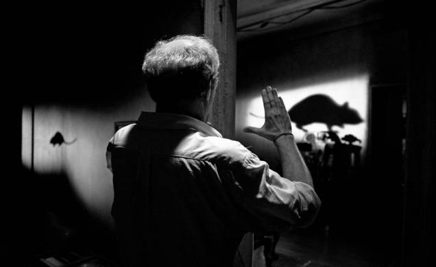 Julio Bressane em ação: trabalhos do diretor aparecem frequentemente na fita Julio Bressane em ação: trabalhos do diretor aparecem frequentemente na fita