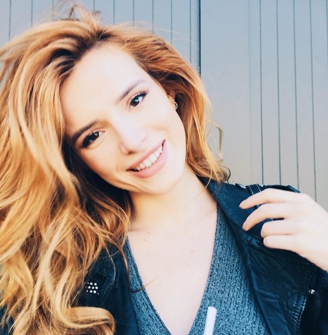 Ex-estrela da Disney surpreende os fãs com foto em que mostra um ‘chupão’ no pescoço