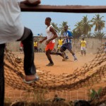 A bola levantando poeira em Benin, na oeste do continente africano (Crédito: Caio Vilela)