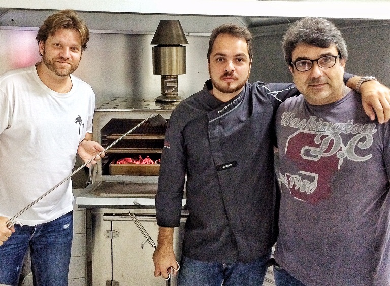 Bertolazzi, Diego Sacilloto (chef Grupo Baroni) e o chef de cozinha Cláudio Aliperti 