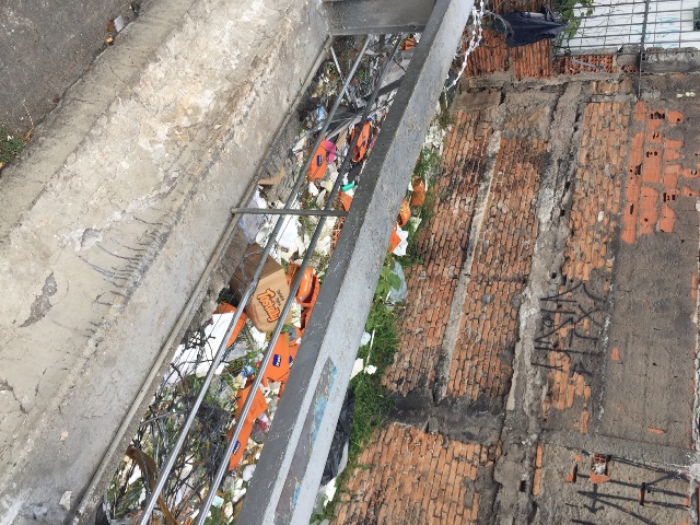 Cestos de bikes do Itaú jiogados em trecho ao lado do elevado: banco removeu as peças na manhã desta segunda (Foto: joão Batista Jr.)