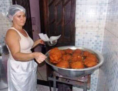 A baiana Regivalda Linhares, a Binha, fritando o super acarajé: com recheio, o bolinho chega a pesar um quilo (Foto: Divulgação)