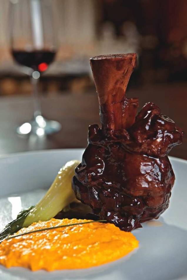 Stinco de vitelo guarnecido de polenta cremosa: novidade do italiano Biondi Stinco de vitelo guarnecido de polenta cremosa: novidade do italiano Biondi