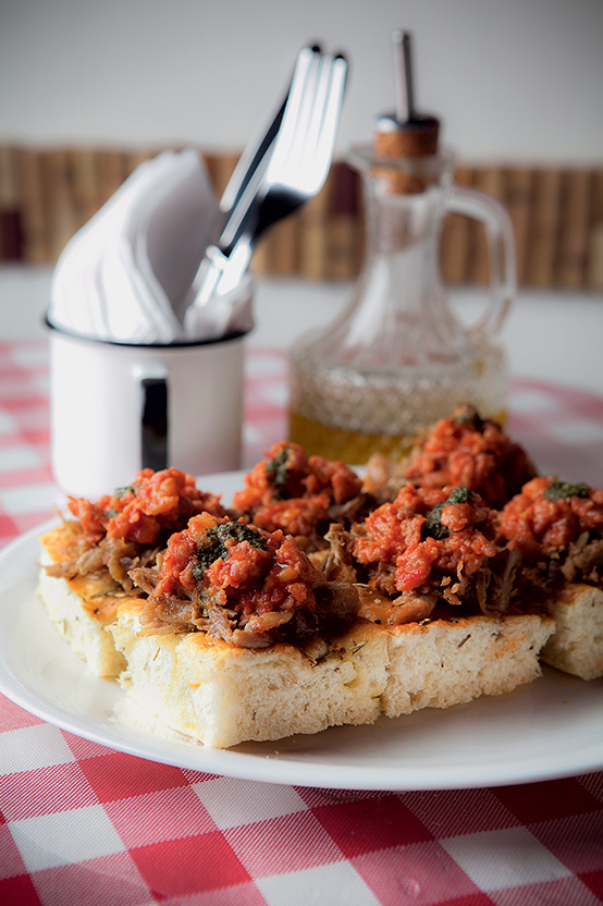 Bruschetta com costela e linguiça Bruschetta com costela e linguiça