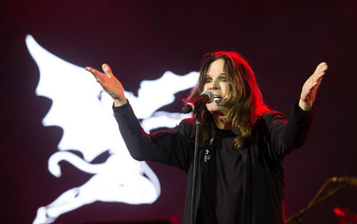 Ozzy Osbourne mostra bandeira do Brasil em show do Black Sabbath na Argentina