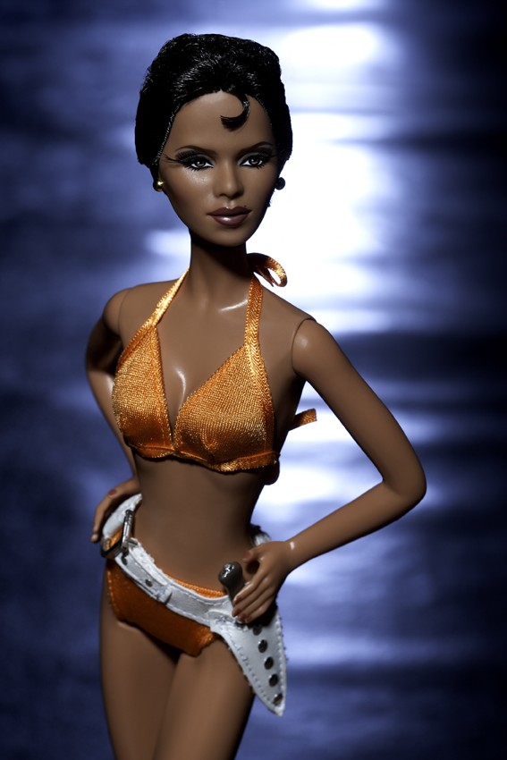 Barbie Bond Girl/2010: espiã de 007, inspirada na atriz negra Halle Berry e no clássico ‘007 - Um Novo Dia para Morrer’ Barbie Bond Girl/2010: espiã de 007, inspirada na atriz negra Halle Berry e no clássico ‘007 - Um Novo Dia para Morrer’
